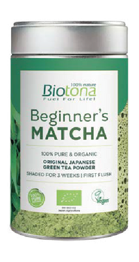 Biotona Bio Beginner’s Matcha é um chá verde oliva refinado do Japão, com um sabor sutilmente amargo. É produzido exclusivamente a partir das folhas de chá jovens que, segundo a tradição, são colhidas à mão no início de maio (na primeira colheita), após o sombreamento dos arbustos durante 3 semanas. Beginner’s Matcha também é muito adequado para o uso culinário.