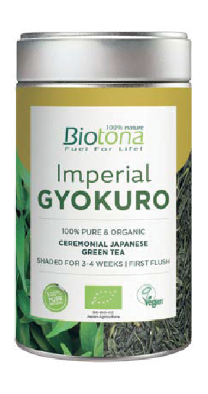 Biotona Bio Gyokuro é o chá verde mais precioso e refinado do Japão, com uma nota frutada, mas poderoso, tipicamente “umami” graças à presença de teanina. É produzido exclusivamente a partir de folhas jovens de chá que, segundo a tradição, são colhidas à mão no início de maio (na primeira colheita), após o sombreamento dos arbustos por 3 a 4 semanas.