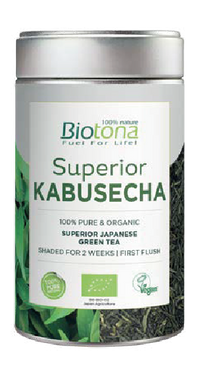 Biotona Bio Kabusecha é um excelente chá verde com aroma suave, ligeiramente amargo e sabor sutil “umami”. É produzido exclusivamente a partir das folhas jovens de chá que, segundo a tradição, são colhidas no início de maio (na primeira colheita), após o sombreamento dos arbustos por 2 semanas.